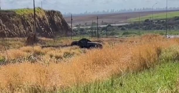 Caminhonete capota após colisão com carreta na BR-101 em Santa Rita; motorista ficou ferido