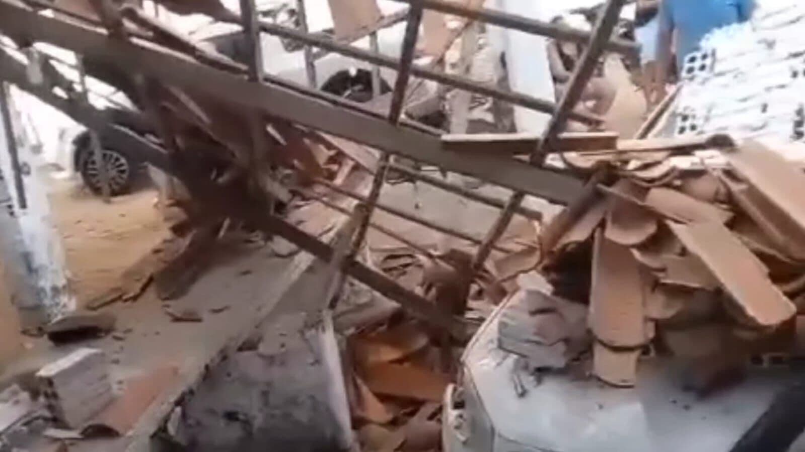 VÍDEO: motorista perde controle e colide carro em bar no Sertão paraibano