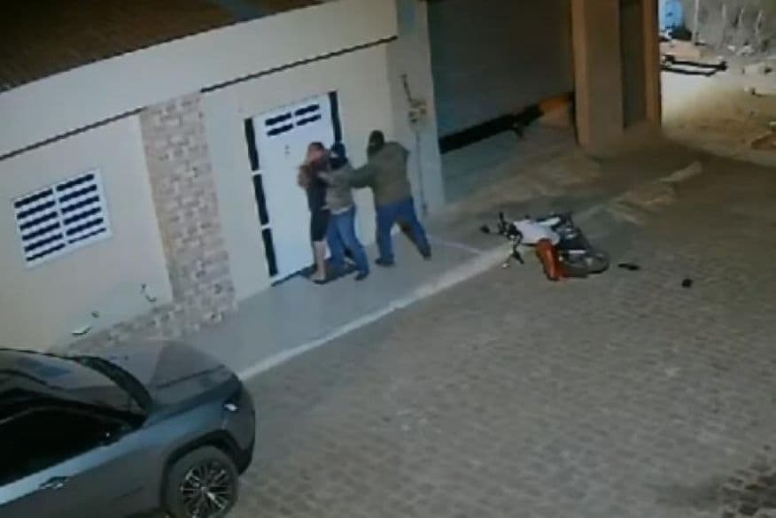 Assaltantes rendem e roubam carro de luxo e R$ 10 mil de presidente de Câmara de Vereadores em Desterro