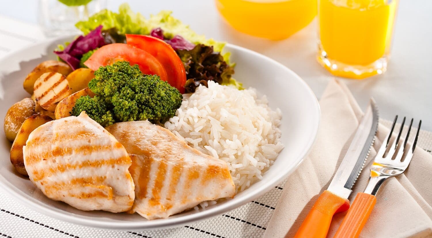 Monte um prato saudável para a hora do almoço