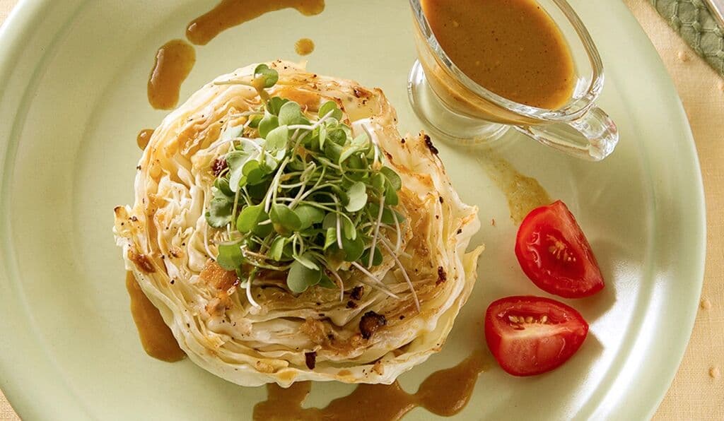 Bife de repolho ao molho de mostarda