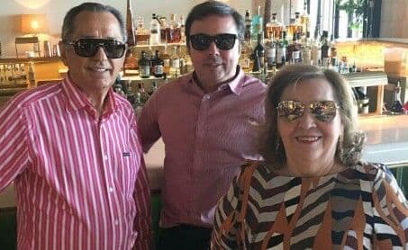 Junior Evangelista comemora aniversário da mãe com a família