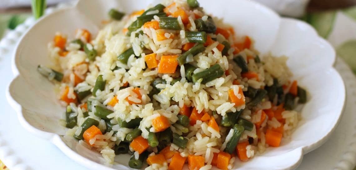 Arroz nutritivo com cenoura e abobrinha para se manter firme na dieta