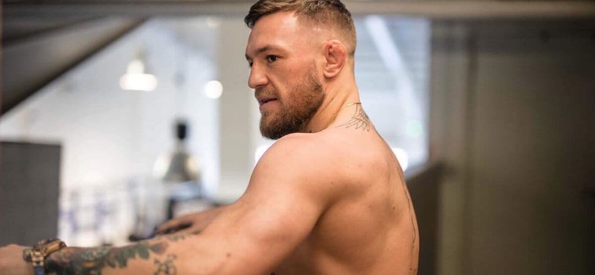 Sob holofotes, Conor McGregor deixa a prisão nos Estados Unidos