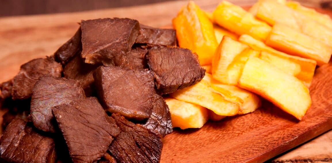 Receita fantástica de Carne-de-Sol com mandioca, uma boa pedida para o almoço da sexta