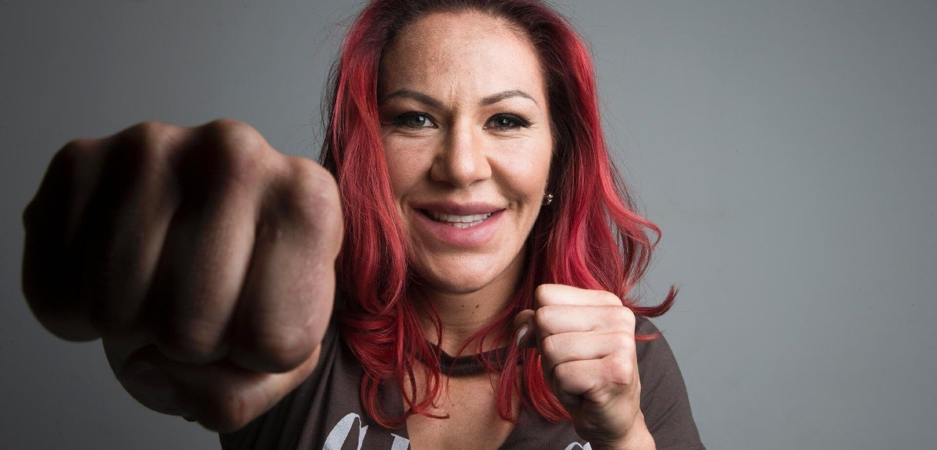 Cyborg comenta possível luta contra Holm: "Não tem força para nocautear"