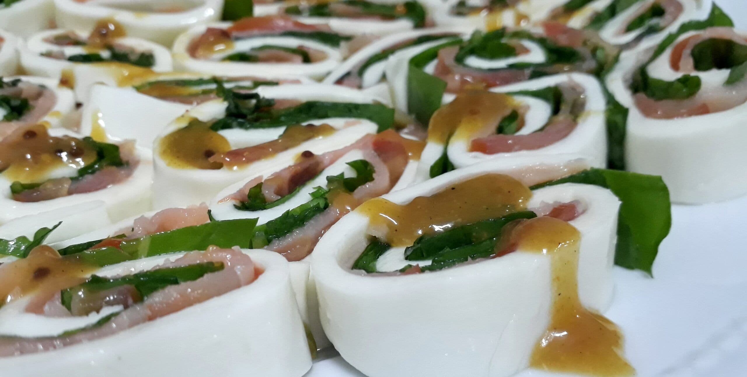 Roll de manta de mozzarella e salmão defumado para aquela reunião dos amigos