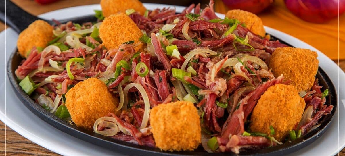 Carne seca acebolada é uma ótima pedida para refeição do dia a dia ou um petisco