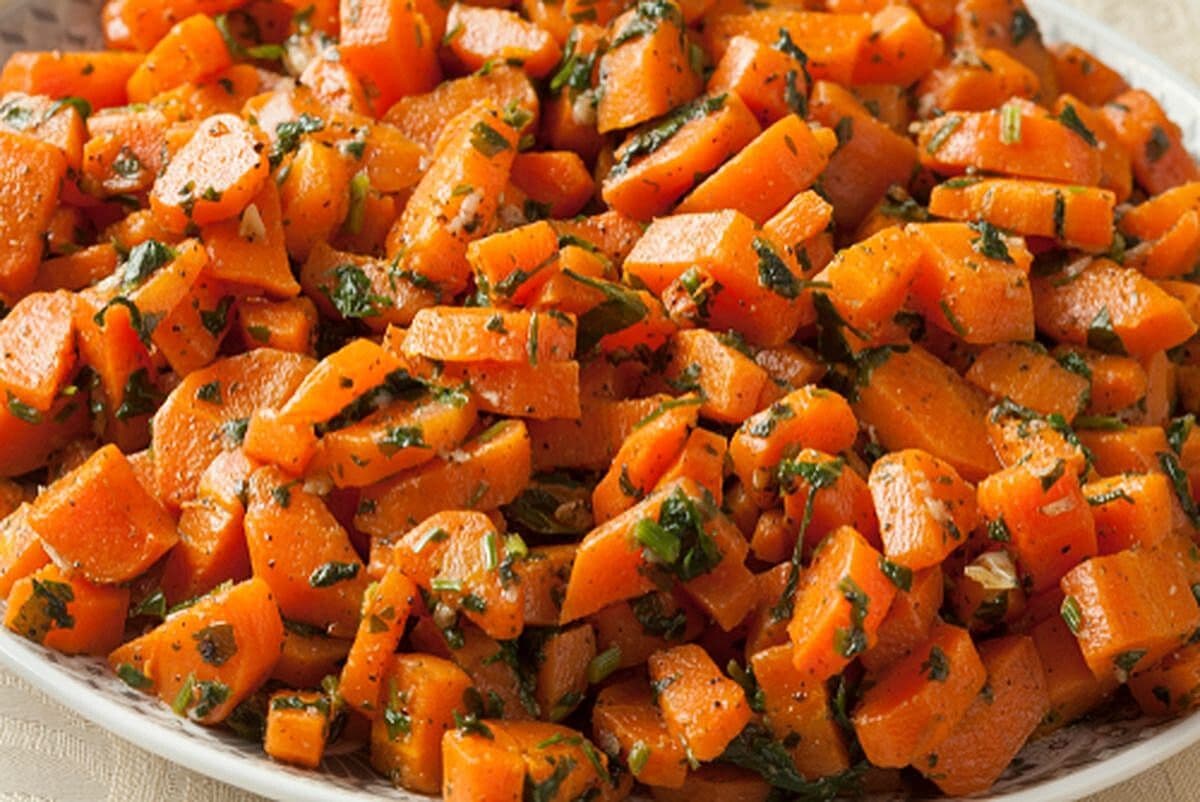 Salada marroquina de cenoura é sempre uma boa pedida de uma refeição saudável para qualquer momento