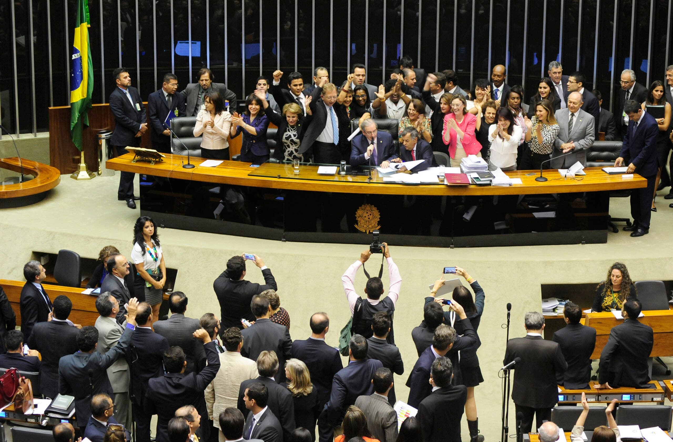 Câmara aprova MP que libera saque das contas inativas do FGTS