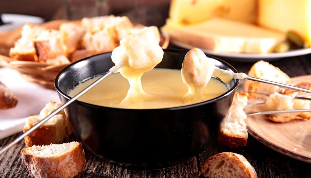 Fondue de queijos para juntar os amigos ao redor da mesa