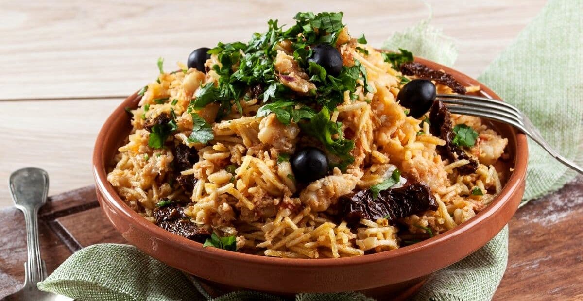 Salada crocante de bacalhau para os dias quentes de verão