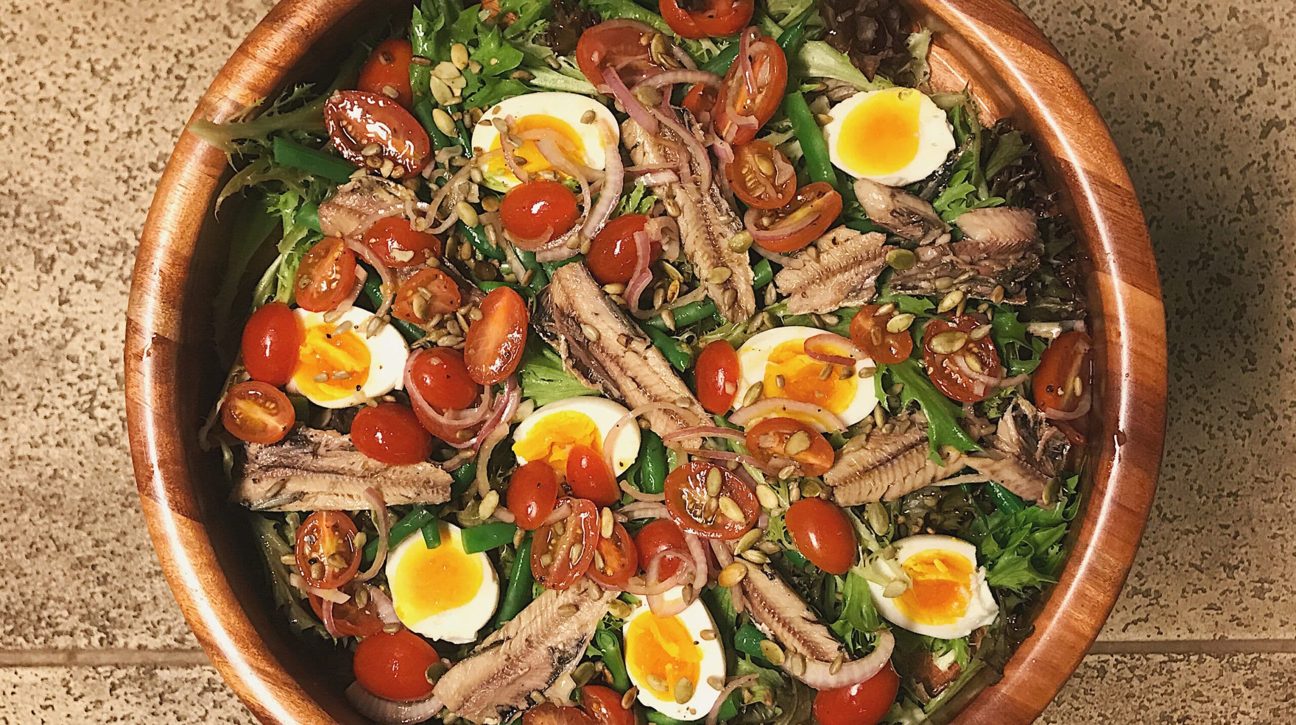 Salada de tomate, ovos e sardinha