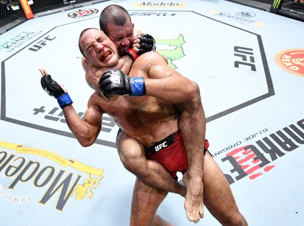 UFC distribui bônus para seis lutadores, e dois brasileiros faturam