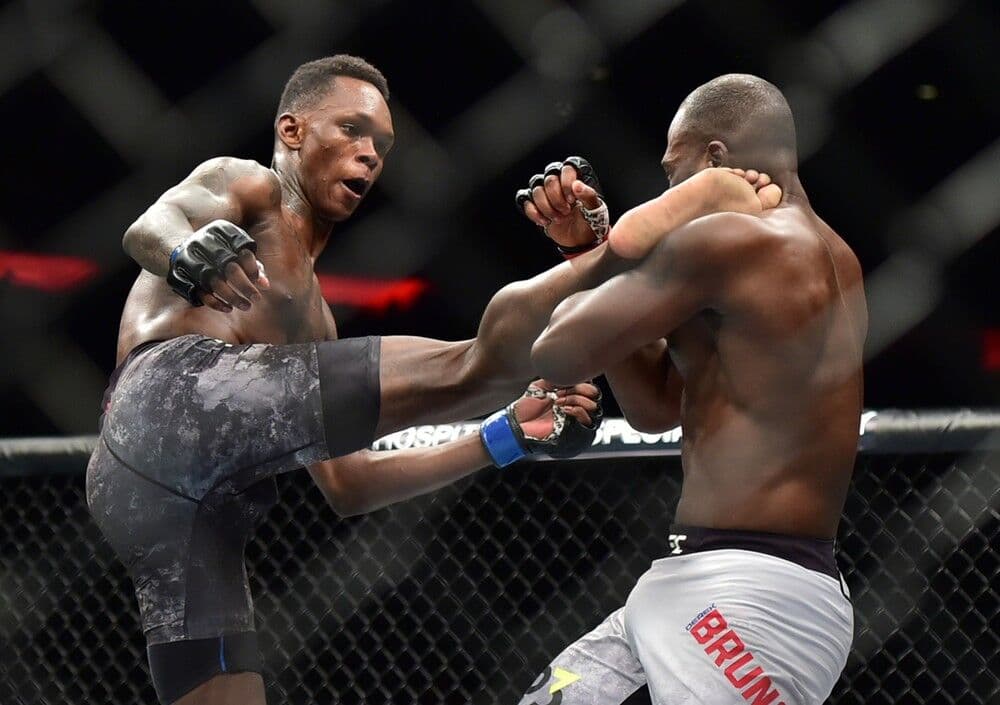 Adesanya: "Esperem violência e um nocaute rápido com meu joelho arrebentando sua cara"