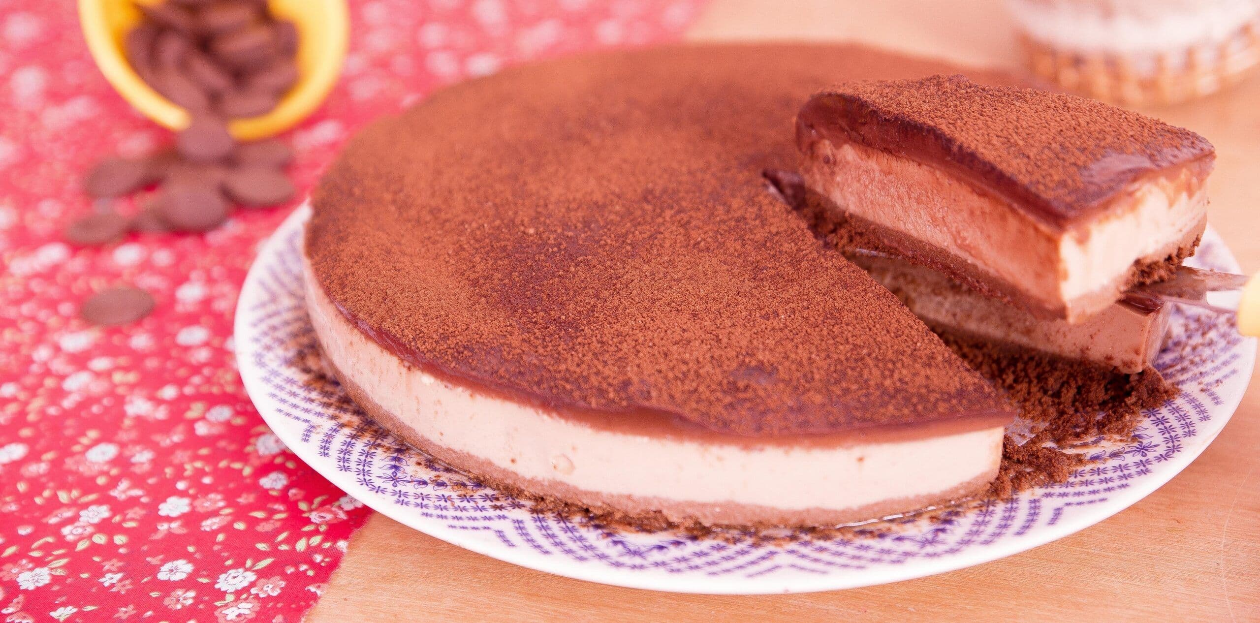 Torta de capuccino com chocolate amargo