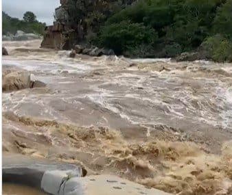 Após fortes chuvas, nível do Rio Paraíba sobe no parque Pedra do Altar em Barra de Santana e imagens impressionam internautas