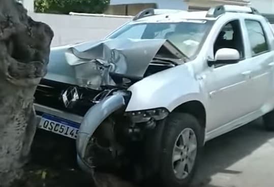Vereadora perde controle de veículo, bate contra árvore e fica ferida em Sapé