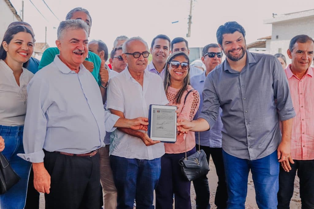 Cícero Lucena autoriza obras de pavimentação nos bairros do Jardim Planalto e Oitizeiro