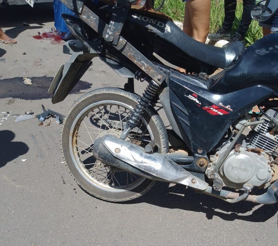 Motociclista fica ferido após bater na traseira de carro em Conde
