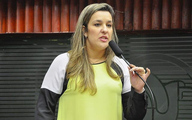 Camila Toscano fica no PSDB, mas mantém mistério sobre novo destino de Léa