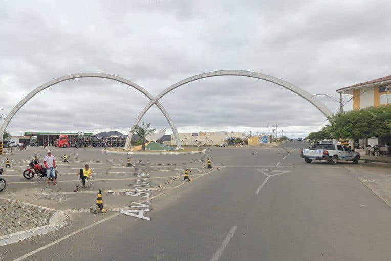 Homem é preso por descumprir medida protetiva e agredir esposa no meia da rua, em Conceição