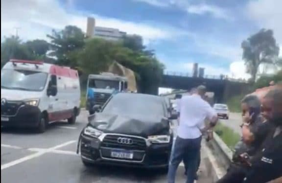Homem pula de viaduto e morre atropelado por carro na BR-230, em João Pessoa