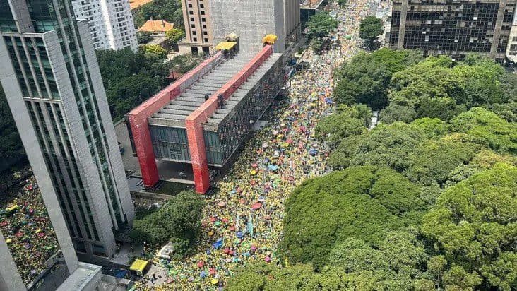 Manifestantes passam mal em ato pró-Bolsonaro por causa do calor