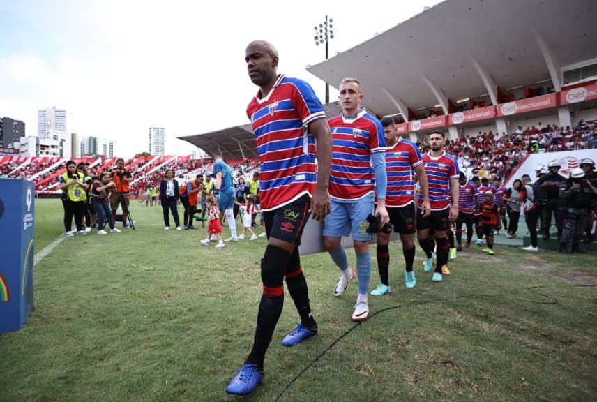 Jogadores do Sport entram com camisa do Fortaleza em clássico contra o Náutico
