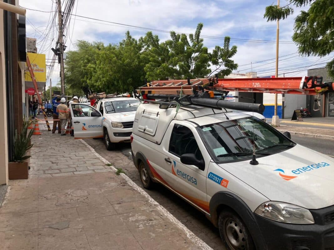Cabo Branco fica sem energia após queda de árvores