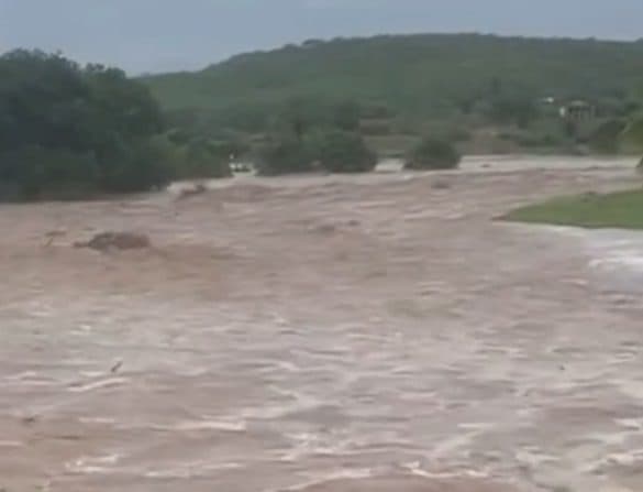 Rio Piancó registra cheia após fortes chuvas no Sertão da Paraíba; previsão é de que chova mais na região