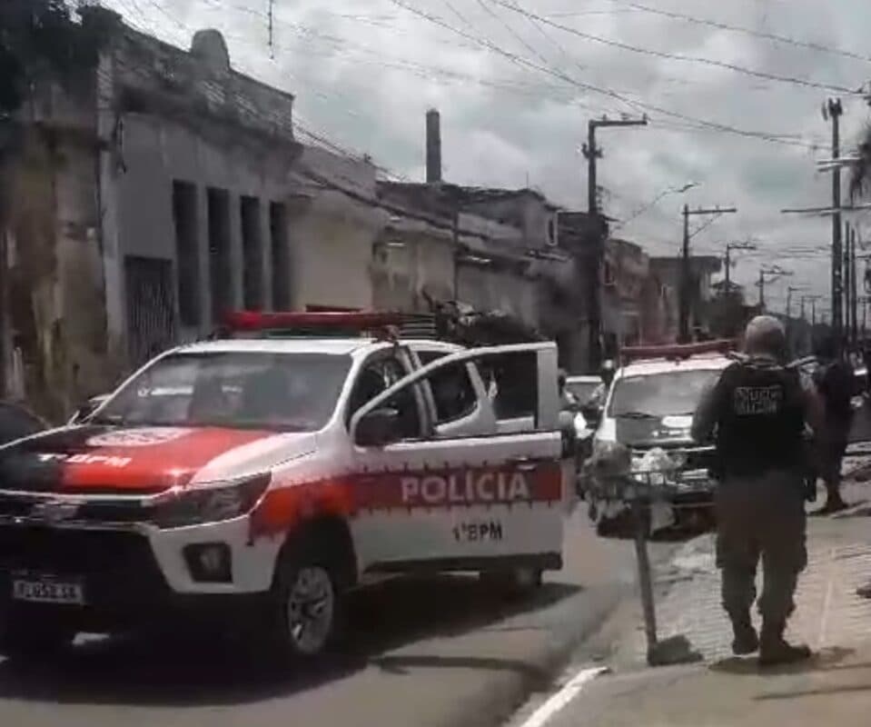 Motociclista na contramão se choca com viatura da Polícia Militar em João Pessoa