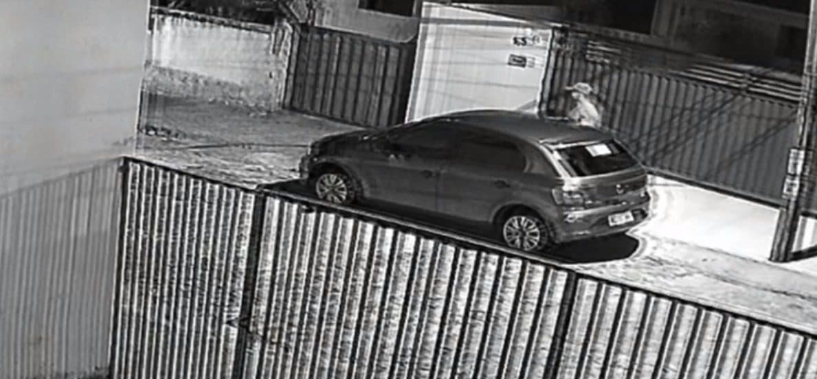 VÍDEO: homem arromba e furta carro estacionado em João Pessoa e câmera registra ação criminosa
