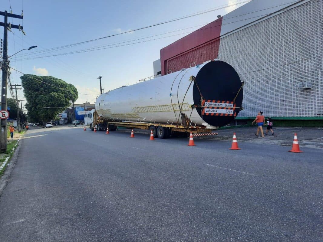 Carreta de grandes proporções cruza trecho proibido de via e acaba presa em árvores no Centro de João Pessoa