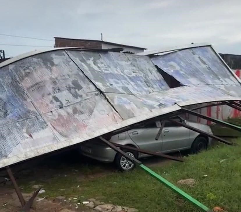 Outdoor cai e atinge dois carros após forte chuva e ventania em João Pessoa