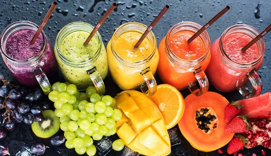 Shots nutritivos e alimentos revitalizantes ajudam a manter o pique durante a folia e recuperar o corpo