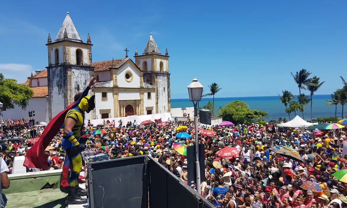 'Bate e volta' saindo da Paraíba para curtir Carnaval em Recife e Olinda custa a partir de R$ 120 e procura é maior do que em 2023