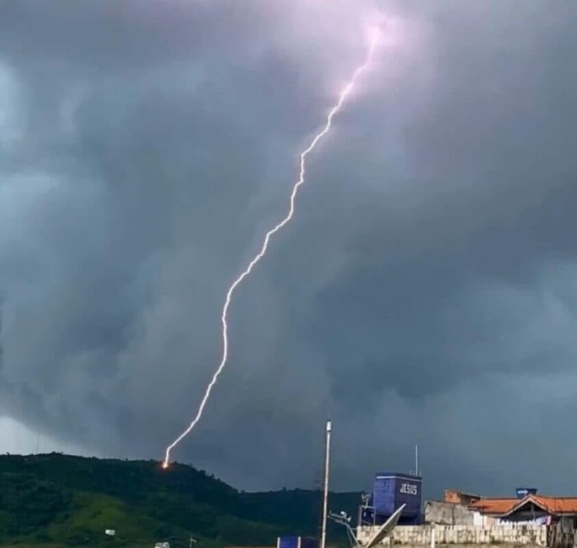 VÍDEO: Raio cai em Guarabira e morador registra o exato momento