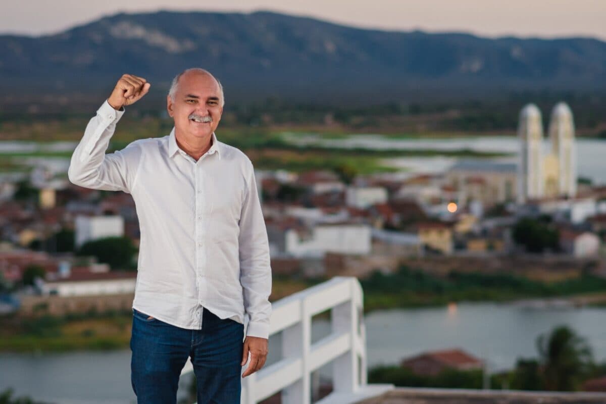 Prefeito se enrola ao tentar explicar gasto milionário com São João de Santa Luzia