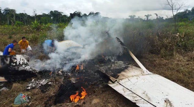 Queda de avião de pequeno porte deixa um morto e feridos graves no interior do Acre