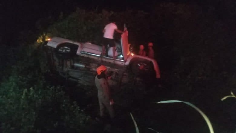 Duas caminhonetes batem de frente e três pessoas ficam feridas, na BR-230 em Cajazeiras