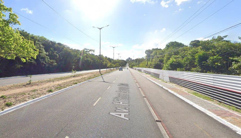 Acidente deixa três feridos após batida entre carros na Avenida Hilton Souto Maior, em João Pessoa