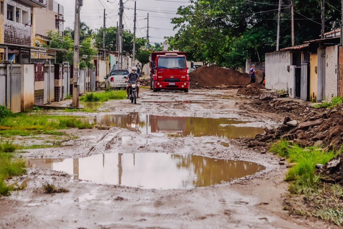 Cícero Lucena autoriza pavimentação de ruas em quatro bairros e deve concluir mais de mil até o fim do ano, em João Pessoa