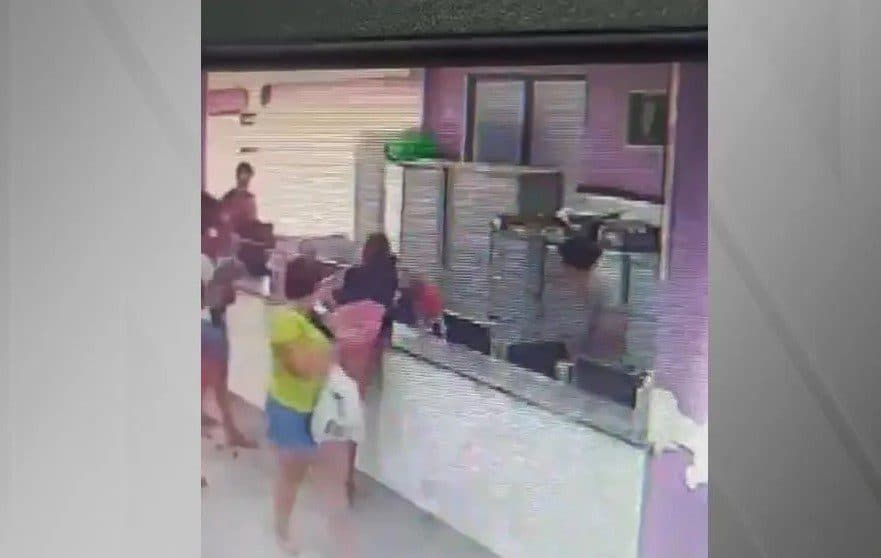 Funcionária de posto de saúde é queimada com ácido após ataque de mulher, na Bahia