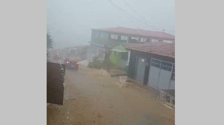 VÍDEO: ruas ficam alagadas após fortes chuvas em Bananeiras, nesta terça-feira