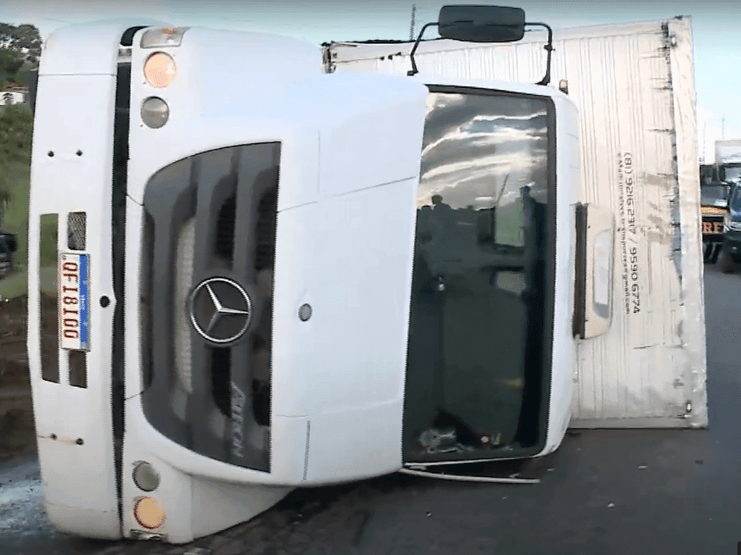 Caminhão com carga de leite tomba e bloqueia uma das faixas da BR-101, próximo ao Hospital Metropolitano