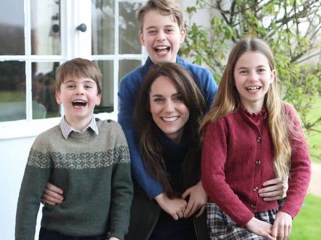 Kate Middleton reaparece em foto com os filhos e agradece apoio do público após cirurgia