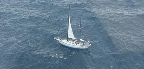 VÍDEO: franceses são resgatados em veleiro à deriva a mais de 15 quilômetros da costa, na Baía da Traição