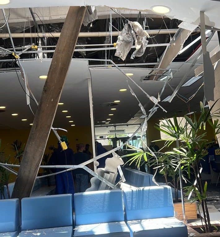 Teto do Banco do Brasil no bairro de Manaíra desaba e atinge clientes e funcionários