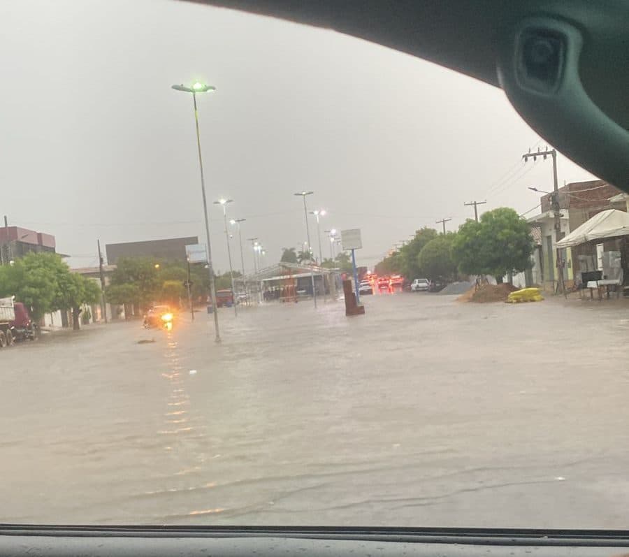 Vídeos: cidades ficam alagadas após fortes chuvas em várias regiões da Paraíba